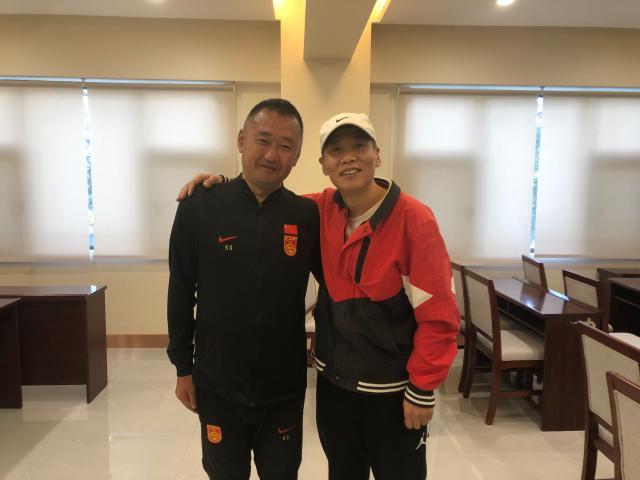 1734003035665085493.jpg 本报记者马德兴(右)与U16国少队主教练上村健一合影留念。.jpg