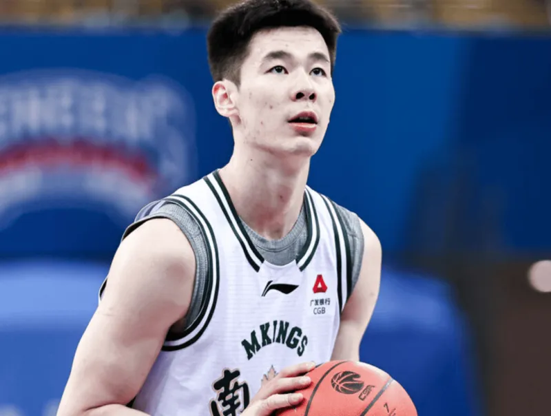 开云-手感火热！郭昊文半场9中6，三分7中5得到17分3篮板2助攻