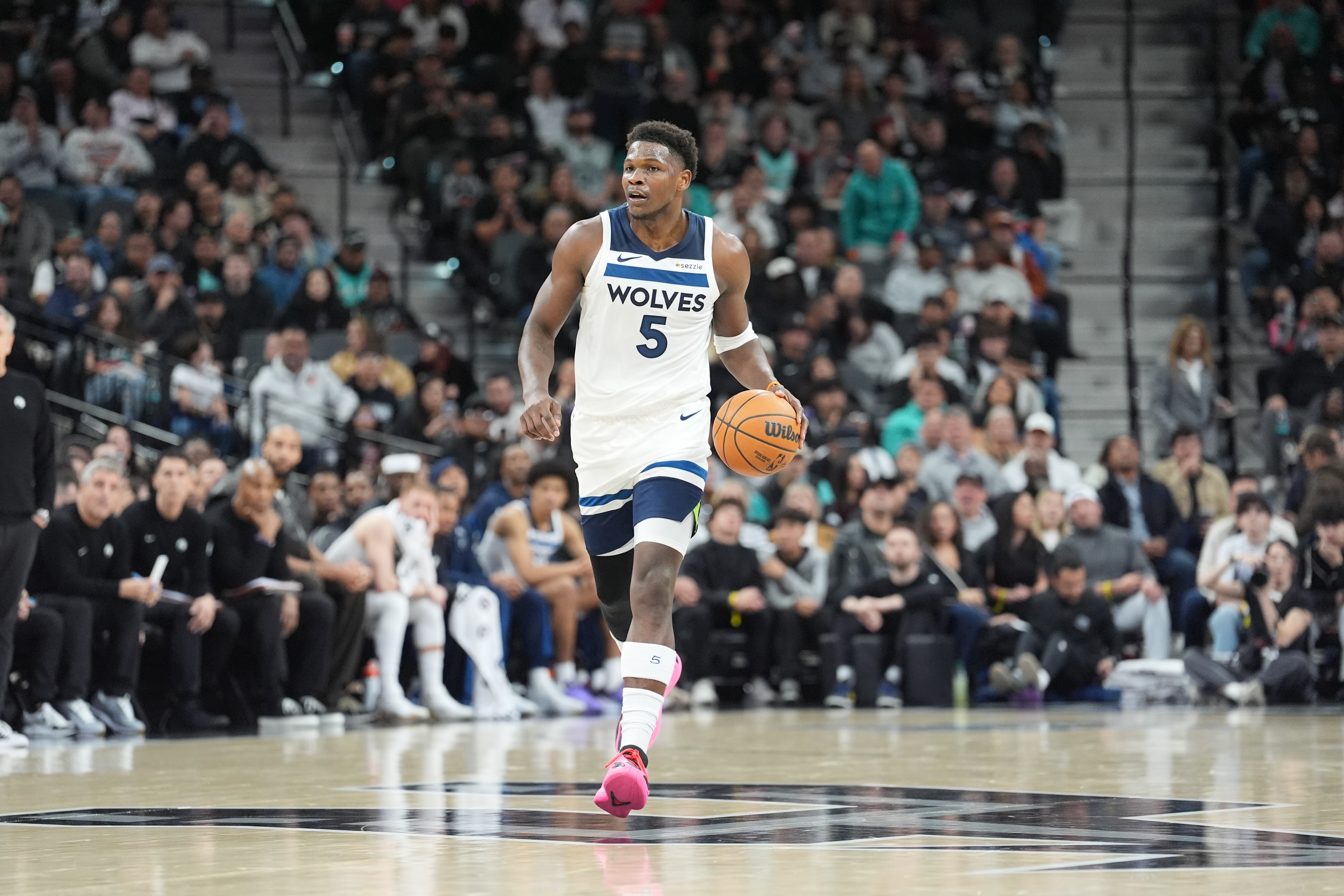 开云下载-爱德华兹谈枪击事件：我很爱明尼苏达 我和家人会为每个人祈祷