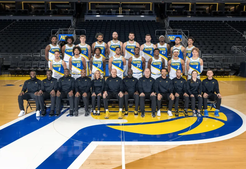 下赛季见！步行者官方晒出本赛季全家福，哈利伯顿C位入镜